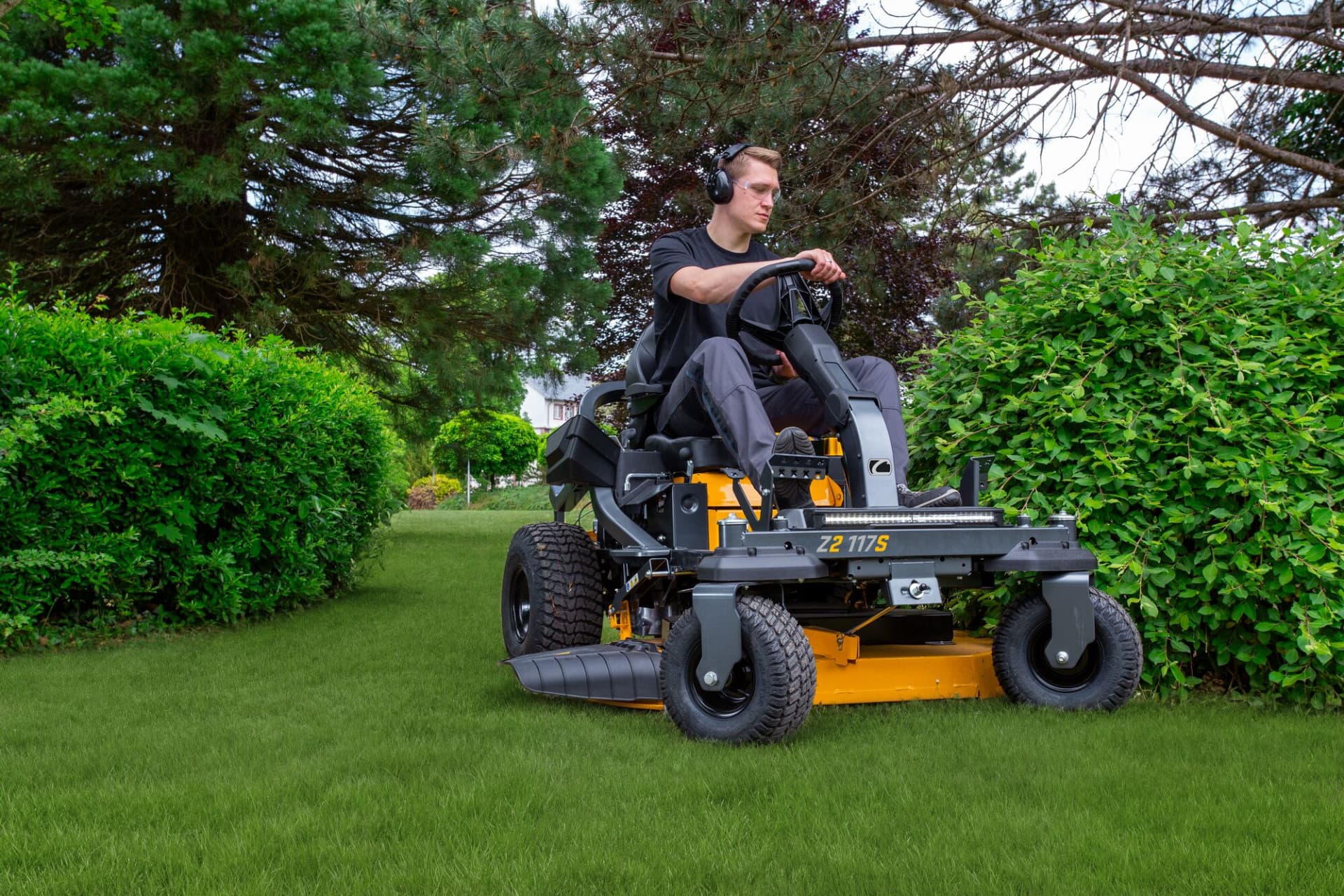 ZeroTurn Rider Cub Cadet ZTS3 127