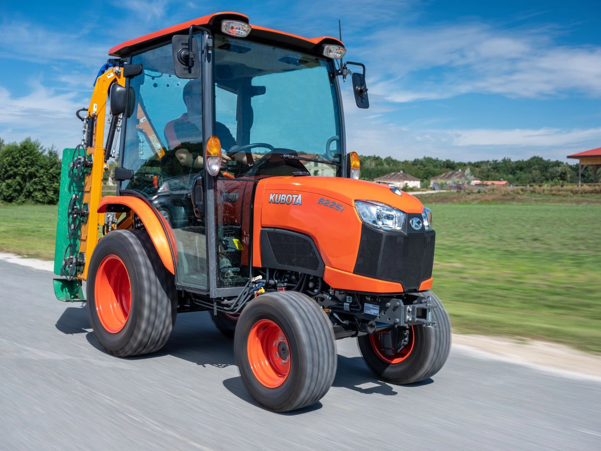 Traktor Kubota B2231 HST kabína